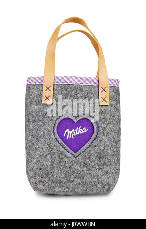 Pola, Croazia - Aprile 8, 2017: Studio shot di cioccolato Milka borsa. Milka è un marchio tradizionale di confezione di cioccolato, fabbricato da Mondelez In Foto Stock