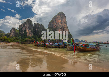 Longtail barche su Railay Beach, Ao Nang, provincia di Krabi, Thailandia, Sud-est asiatico Foto Stock