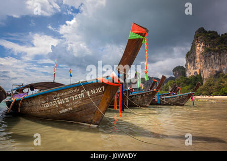 Longtail barche su Railay Beach, Ao Nang, provincia di Krabi, Thailandia, Sud-est asiatico Foto Stock