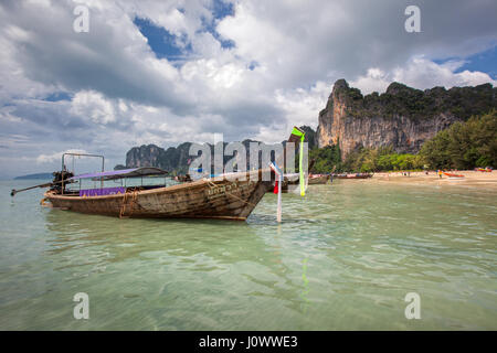 Longtail barche su Railay Beach, Ao Nang, provincia di Krabi, Thailandia, Sud-est asiatico Foto Stock