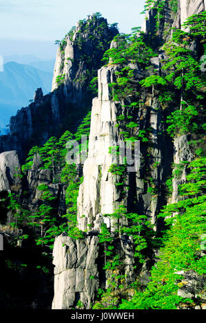 Il drammatico paesaggio nella luce del sole di mattina con la Huangshan o giallo montagne sullo sfondo nella provincia di Anhui in Cina. Foto Stock