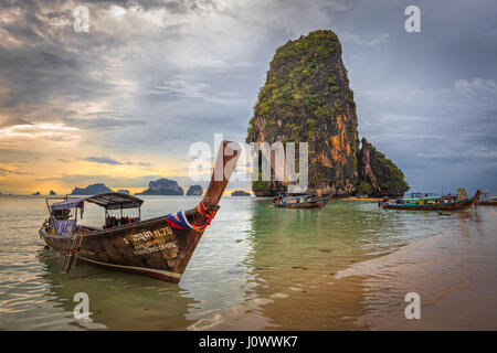 Phra Nang Beach, Railay, provincia di Krabi, Thailandia: longtail barche di fronte all isola felice Foto Stock