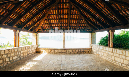 Gazebo con un tetto di tegole, nell'Arboretum Trsteno, Croazia, dove hanno girato la serie TV Gioco di Troni Foto Stock