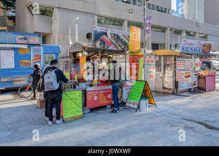 Cucina di strada fornitori, carrelli, la vendita di hot dog e salsiccia sandwich a Queen Street, Nathan Phillips Square nel centro cittadino di Toronto, Ontario, Canada. Foto Stock