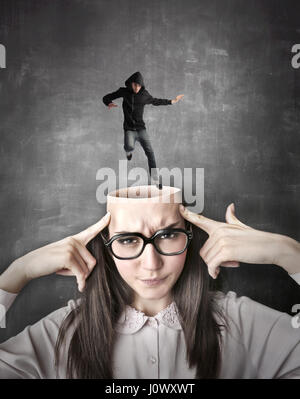 L'uomo ballare sulla testa di donna Foto Stock