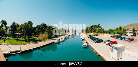 Il molo vicino alla città vecchia di Trogir Foto Stock