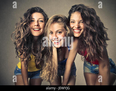 3 belle donne sorridente Foto Stock