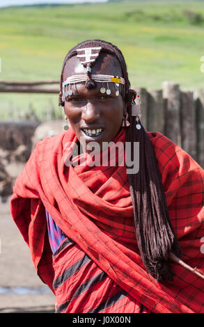 Guerriero masai osservando che è fotografata. Foto Stock