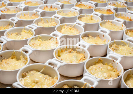 A Buffet julienne la fonduta di formaggio fuso Foto Stock