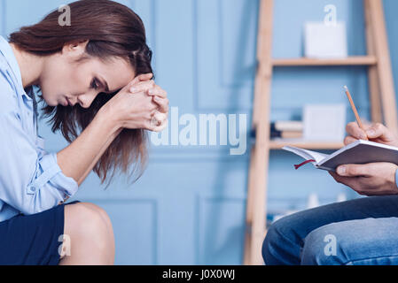Triste disperata donna con problemi Foto Stock