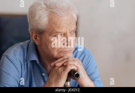 Ritratto di un triste senior uomo pensare circa il suo passato Foto Stock