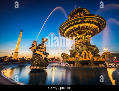 Obelisco e fontana, Place de la Concorde, Paris, Francia Foto Stock