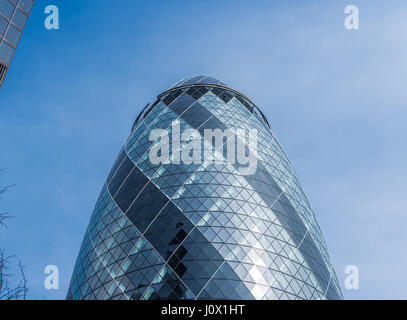London, Regno Unito - 3 Aprile 2016: il Gherkin grattacielo a 30 St Mary Axe nella città di Londra in una giornata di sole Foto Stock