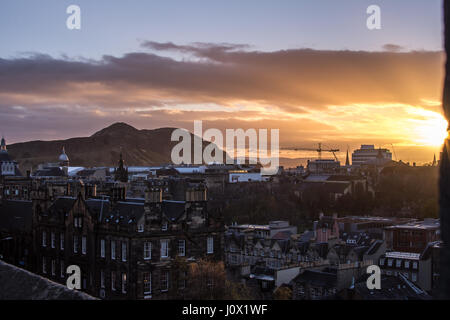 Sunrise su Edinburgo come visto da di Edimburgo di piazza Castello Foto Stock