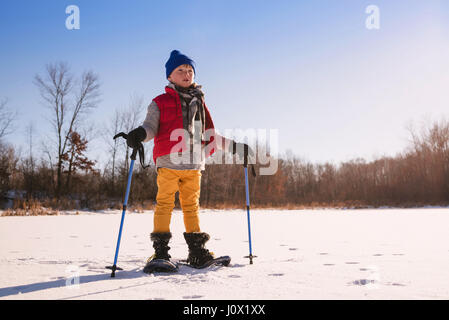 Ragazzo con le ciaspole Foto Stock