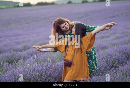 Madre e figlia in piedi nel campo di lavanda con le braccia aperte, Stara Zagora, Bulgaria Foto Stock