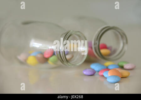 Due bottiglie con smarties Foto Stock