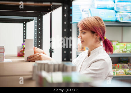 Il farmacista nell'impianto di stoccaggio Foto Stock