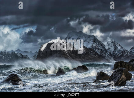 Mare mosso, Myrland, Flakstad, Lofoten, Norvegia Foto Stock