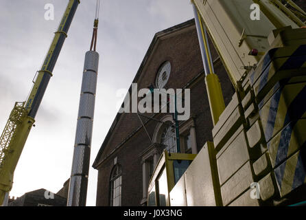 Erigere il minareto sul Brick Lane Jamme Majid moschea nel 2010, un ex cappella Huguenot, cappella metodista e Sinagoga Foto Stock