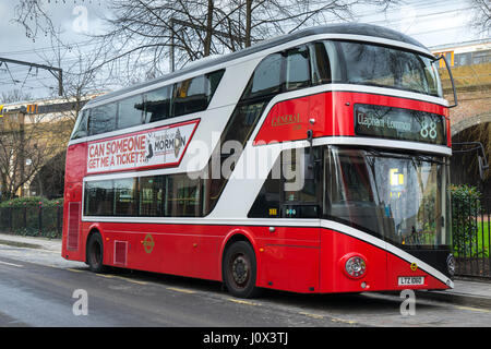 Un moden nuovi autobus Routemaster verniciato nei colori dell'originale London Bus Generale Azienda fondata nel 1855 che operano sul 24 bus route Foto Stock