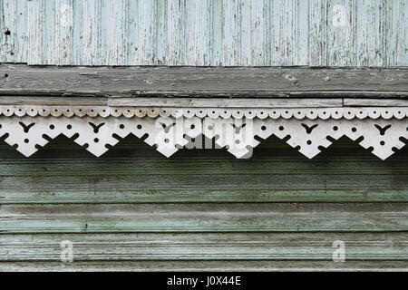 Decor artistico rivestimento e classica vecchia casa in legno. pattern triangolari e texture di legno color turchese Foto Stock
