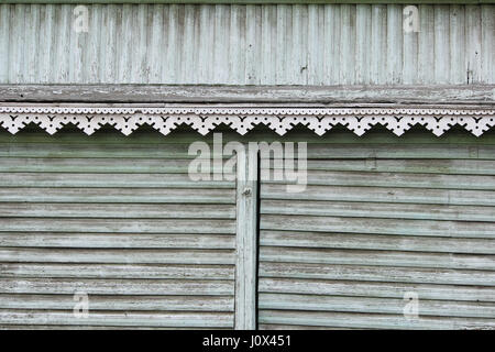 Decor artistico rivestimento e classica vecchia casa in legno. pattern triangolari e texture di legno color turchese Foto Stock