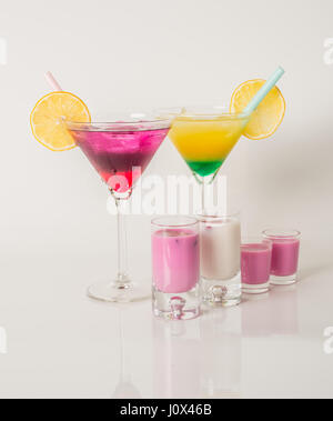 Insieme colorful di bevande, drink di colore decorato con frutta, scatti a colori, set di partito Foto Stock