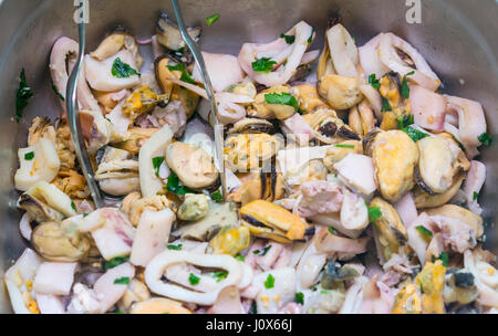 Pesce cotto, calamari e cozze Foto Stock