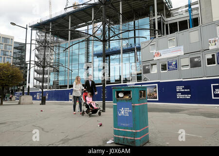 Bidone spazzatura 'Love Where You Live' fuori dalla stazione ferroviaria Vicino al nuovo edificio della piazza centrale, la città di Cardiff, Galles REGNO UNITO KATHY DEWITT Foto Stock