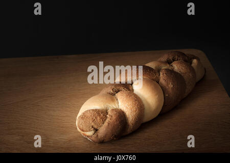 3 tipi di pane intrecciate giacente su di un tavolo di legno Foto Stock