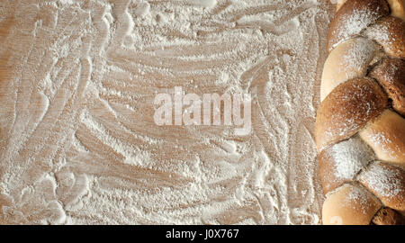 3 tipi di pane intrecciate giacente su di un tavolo di legno con copia spazio. concetto alimentare Foto Stock