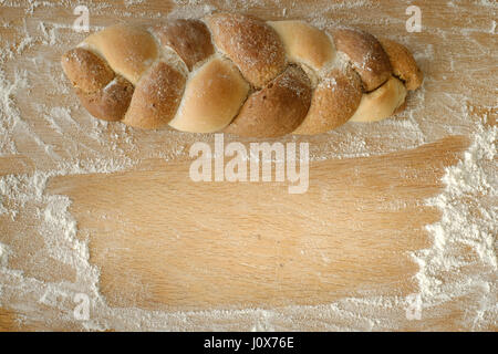 3 tipi di pane intrecciate giacente su di un tavolo di legno con copia spazio. concetto alimentare Foto Stock