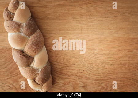 3 tipi di pane intrecciate giacente su di un tavolo di legno con copia spazio. concetto alimentare Foto Stock