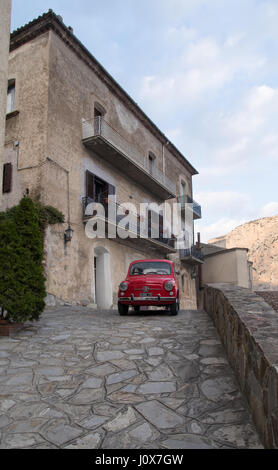 Colore rosso FIAT 500 parcheggiato in una strada di Civita, regione Calabria, Italia Meridionale Foto Stock