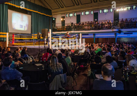 Bookslam notte letteraria alla York Hall di Bethnal Green, Londra. La notte era un tema di inscatolamento come autori hanno preso l'anello a consegnare le loro letture in questo iconico luogo di inscatolamento nel cuore della zona est di Londra. 12 agosto 2014 i diritti mondiali Foto Stock