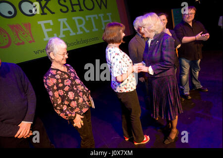 La duchessa incontra gli autori, qui con Julia Donaldson HRH Duchessa di Cornovaglia paga una visita alla Giornata Mondiale del libro su evento 1 Marzo 2012 presso il London Southbank dove una serie di rinomati figli suoi autori leggere estratti dei loro libri come parte del giorno in tutto il mondo e gli sforzi per celebrare e incoraggiare la lettura. Foto Stock