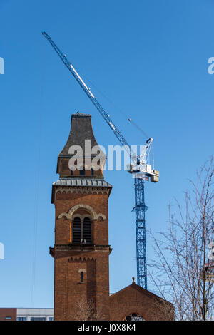 La torre della ex chiesa di St Peter, ora una prova dello spazio per la Hallé Orchestra da Camera di taglio quadrato, Ancoats, Manchester, Inghilterra, Regno Unito Foto Stock