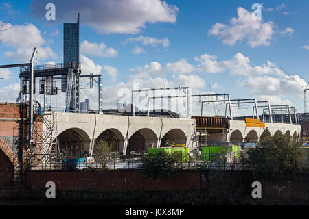 Strutture in calcestruzzo per ampliare la Vittoriana originale viadotto ferroviario, per la nuova corda Ordsall rail link, Salford, Manchester, Inghilterra, Regno Unito Foto Stock