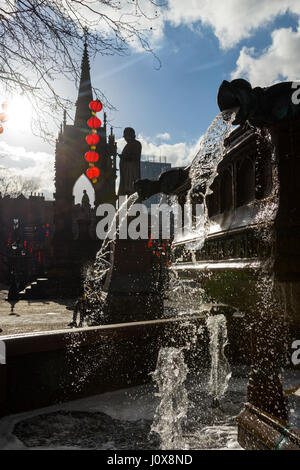 L'Albert Memorial e il Queen Victoria fontana del Giubileo, Albert Square, Manchester, Inghilterra, Regno Unito Foto Stock