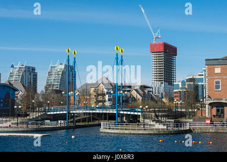 L'appartamento NV e la 'X1' MediaCity appartamento edificio (in costruzione), dal bacino di Ontario, Salford Quays, Manchester, Inghilterra, Regno Unito. Foto Stock