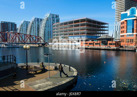 La NV blocchi di appartamenti e il "reggente" Ufficio edilizia (in costruzione), Erie Basin, Salford Quays, Manchester, Inghilterra, Regno Unito. Foto Stock