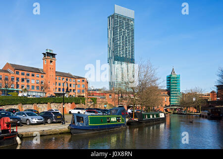 Il Beetham Tower e narrowboats su Bridgewater Canal a Castlefield, Manchester, Inghilterra, Regno Unito. Foto Stock