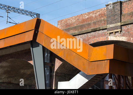 Scala al inizio della nuova sezione allargata del viadotto ferroviario, al molo di patata, per la nuova corda Ordsall rail link, Salford, Manchester, Regno Unito Foto Stock