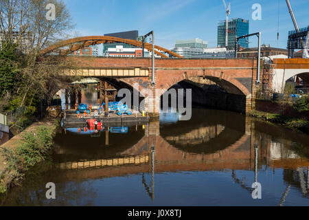 L'arco per il fiume Irwell, ponte per la nuova corda Ordsall rail link, dietro un vittoriano viadotto ferroviario, Salford, Manchester, Inghilterra, Regno Unito Foto Stock