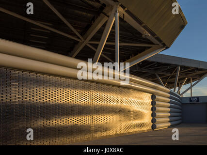 La luce del sole formando schemi sui mattoni angolati del Manchester City formazione Accademia, Manchester, Inghilterra, Regno Unito Foto Stock