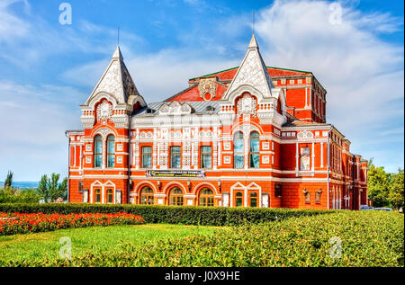 Samara, Russia - 21 Giugno 2015: edificio storico del teatro in estate giornata soleggiata a Samara, Russia Foto Stock