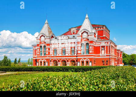 Samara, Russia - 11 Giugno 2015: edificio storico del teatro in estate giornata soleggiata a Samara, Russia Foto Stock