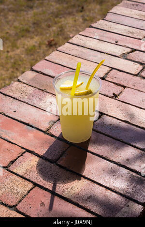 Granita italiano - semi-dessert gelato composta da zucchero, acqua e limone Foto Stock