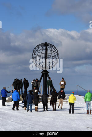 Turisti si riuniscono attorno al globo monumento su Capo Nord, Nordkapp. Nordkapp, Finmark, Norvegia. Foto Stock